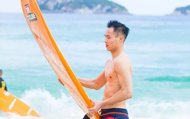 蒸肠粉是广东地区的一道传统小吃,以其嫩滑、口感鲜美而备受喜爱